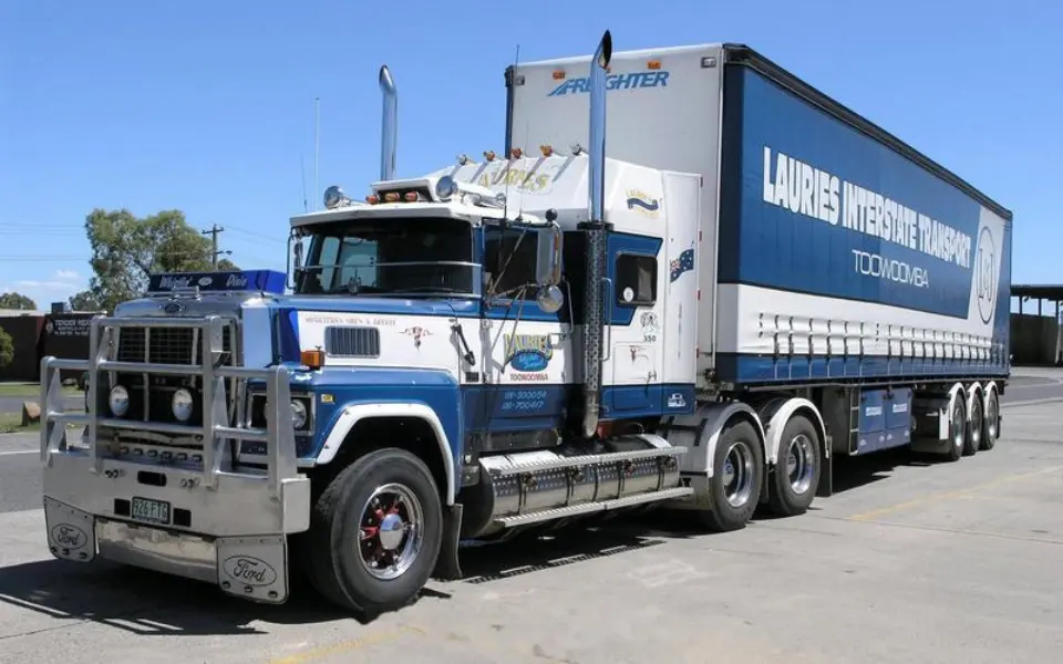 Proč domácí nákladní auta nesměřují výfukové potrubí nahoru?